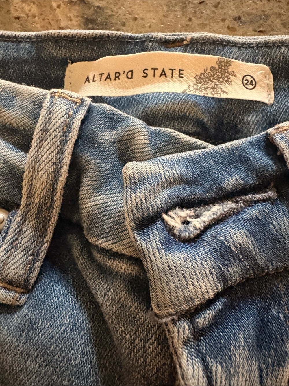 NWT Altar’d State high rise clean raw hem crop, size 24